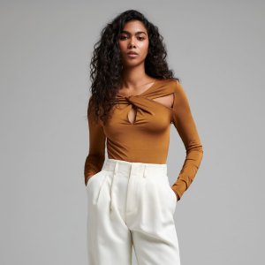 Bluză cu șnur decorativ - Maro